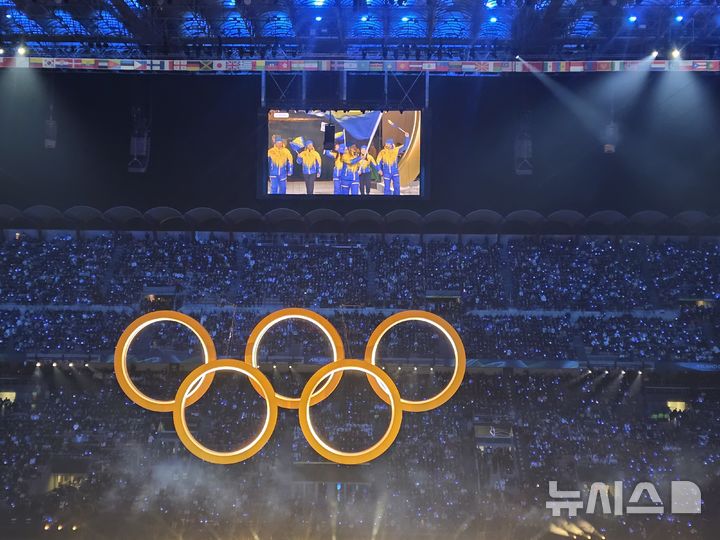 [밀라노=뉴시스] 김희준 기자 = 6일(현지 시간) 이탈리아 밀라노 산시로 스타디움에서 열린 2026 밀라노·코르티나담페초 동계올림픽 개회식에서 퍼레이드를 하는 다른 지역의 선수단 모습이 영상으로 상영되고 있다. 2026.02.06jinxijun@newsis.com