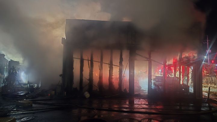 [아산=뉴시스] 지난 6일 오후 10시39분께 충남 아산시 초사동의 한 음식점에서 난 불이 건물 내부를 태우고 있다. (사진=아산소방서 제공) 2026.02.07. photo@newsis.com *재판매 및 DB 금지