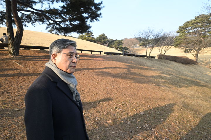 [공주=뉴시스] 5일 공주에서 진행된 국가유산청 '고도 이미지 찾기 사업 현장답사' 중 무령왕릉을 찾은 허민 국가유산청장 (사진=국가유산청 제공) 2026.02.07. photo@newsis.com *재판매 및 DB 금지