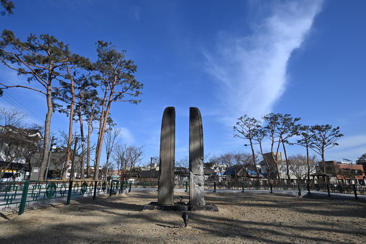 [공주=뉴시스] 6일 공주에서 진행된 국가유산청 '고도 이미지 찾기 사업 현장답사' 내 당간지주 공 (사진=국가유산청 제공) 2026.02.07. photo@newsis.com *재판매 및 DB 금지