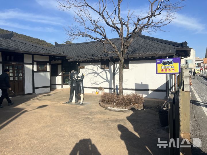 [공주=뉴시스] 6일 공주에서 진행된 국가유산청 '고도 이미지 찾기 사업 현장답사' 중 제민천변 하숙마을 (사진=국가유산청 제공) 2026.02.07. suejeeq@newsis.com