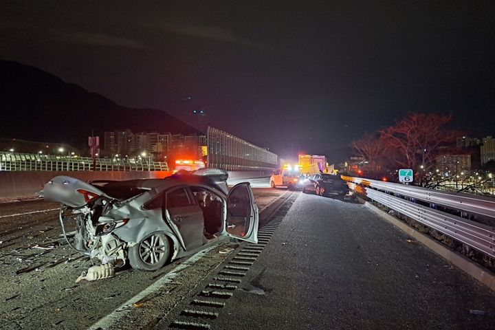 [부산=뉴시스] 7일 오전 4시2분께 경남 양산휴게소 인근 경부고속도로 서울방향에서 교통사고가 발생해 1명이 숨졌다. (사진=부산경찰청 제공) 2026.02.07. photo@newsis.com *재판매 및 DB 금지