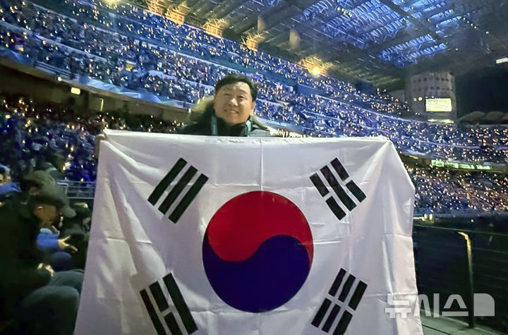 [전주=뉴시스] 김관영 전북특별자치도지사가 6일(현지시각)부터 이탈리아에서 개최된 2026 밀라노-코르티나 동계올림픽 현장을 방문한 가운데 개막식장에서 포즈를 취하고 있다. (사진= 전북자치도 제공) 2026.02.07. photo@newsis.com *재판매 및 DB 금지