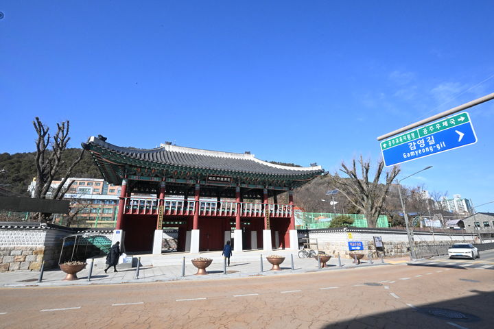 [공주=뉴시스] 6일 공주에서 진행된 국가유산청 '고도 이미지 찾기 사업 현장답사' 내 공주대사범대학 부속고등학교 정문에 재현된 충청감영 포정사 문루 (사진=국가유산청 제공) 2026.02.07. photo@newsis.com *재판매 및 DB 금지