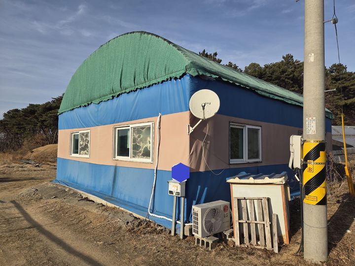[논산=뉴시스] 지난 6일 낮 12시15분께 70대가 숨진 채 발견된 충남 논산시 부적면 외성리의 한 주거용 비닐하우스. (사진=논산소방서 제공) 2026.02.07. photo@newsis.com *재판매 및 DB 금지