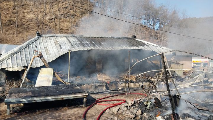 [청송=뉴시스] 6일 오후 1시16분께 청송군 파천면의 한 주택에서 불이 났다. (사진=경북소방본부 제공) 2026.02.07. photo@newsis.com *재판매 및 DB 금지