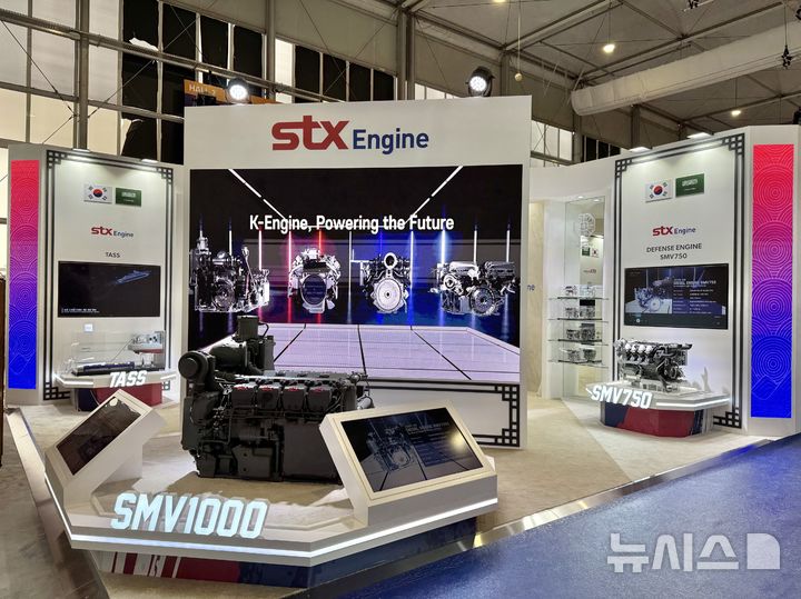 [창원=뉴시스] 8일부터 12일까지 사우디아라비아 리야드에서 열리는 국제방산전시회 'World Defense Show 2026'에 설치돼 있는 STX엔진 홍보 부스. (사진=STX엔진 제공) 2026.02.07. photo@newsis.com