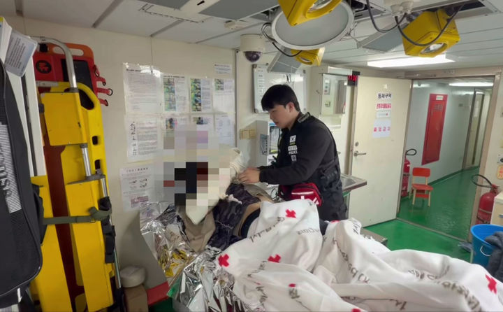 [목포=뉴시스] 목포해경은 6일 기상악화로 우리 해역에 긴급피난중이던 중국어선에서 발생한 응급환자 2명을 잇따라 이송했다. (사진=목포해경 제공) 2026.02.07. photo@newsis.com *재판매 및 DB 금지