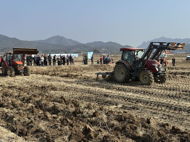 [세종=뉴시스] 농림축산식품부는 전라남도, 농촌진흥청과 함께 지난 5일 전남 영암군 학산면 용소리 일원에서 왕우렁이 개체수 감소와 월동 방지를 위한 논 깊이갈이 시연회 및 피해 예방대책 행사를 개최했다고 8일 밝혔다. (사진=농식품부 제공) 2026.02.08. photo@newsis.com *재판매 및 DB 금지