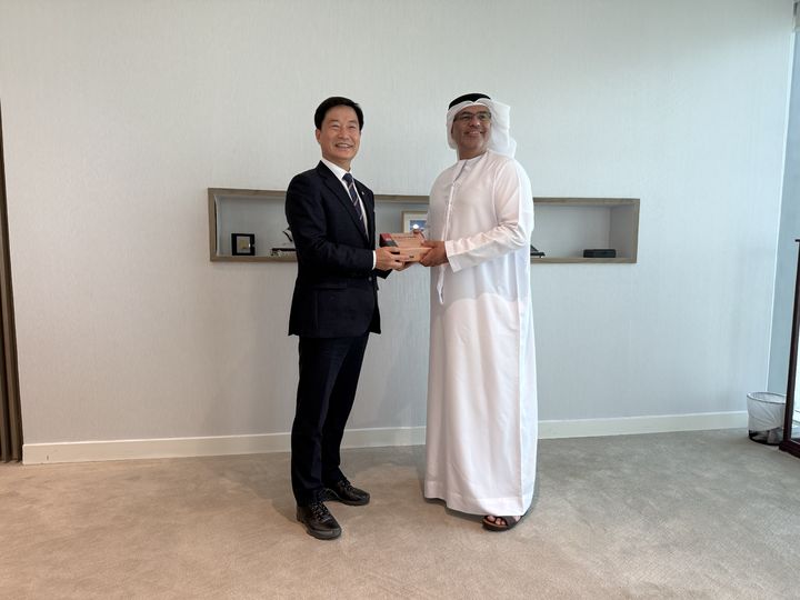[대전=뉴시스] 김명섭(왼쪽) 한국특허기술진흥원장이 아랍에미리트(UAE)에서 지난 5일(현지시각) 압델라만 알무아이니(Abdelrahman Almuaini) 경제관광부 지식재산분야 차관보와 만나 고위급 회담을 갖고 특허 분야 협력 강화 등에 뜻을 함께 한 후 기념 사진을 찍고 있다. (사진=한국특허기술진흥원 제공) 2026.02.07. photo@newsis.com *재판매 및 DB 금지
