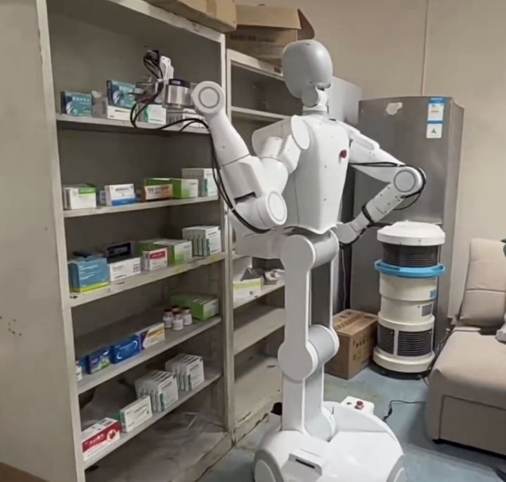 약사와 일하는 휴머노이드 로봇?…中 약국 선반서 약 꺼내는 모습 '눈길'