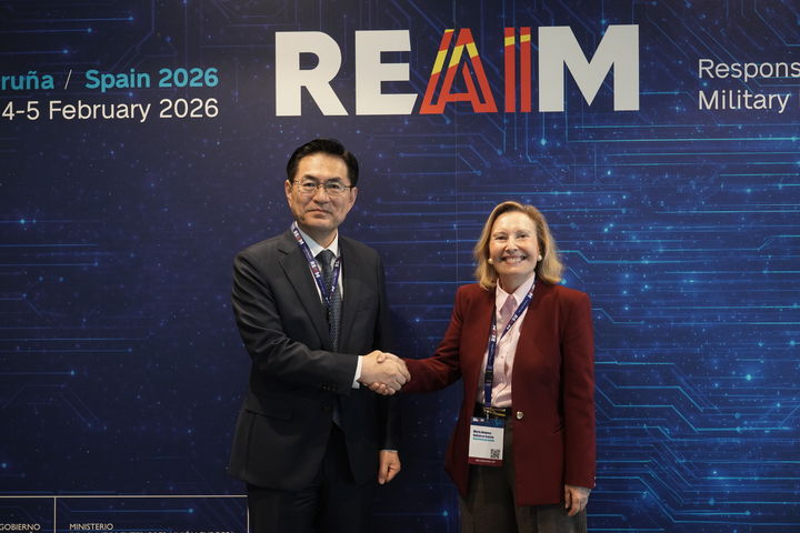 [서울=뉴시스]외교부는 정연두 외교전략정보본부장이 스페인 아코루냐에서 열린 '2026 인공지능의 책임있는 군사적 이용에 관한 고위급회의(제3차 REAIM 고위급회의)' 참석 계기에 회의의 공동주최국인 네덜란드 및 스페인 정부 인사들을 각각 면담했다고 7일 밝혔다. 사진은 마리아 암파로 발카르세 스페인 국방차관과의 면담 모습. (사진 외교부 제공) *재판매 및 DB 금지