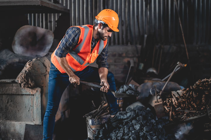 몸 웅크려 캐던 석탄…인도 불법 탄광 폭발로 18명 참사
