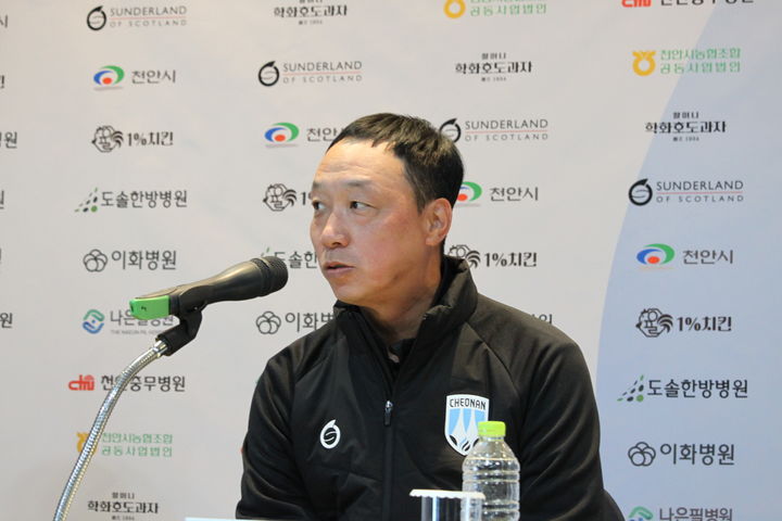 [남해=뉴시스] 최영민 기자 = 박진섭 천안시티FC 감독이 경남 남해군에 위치한 팀 전지훈련 숙소에서 올 시즌을 맞이하는 각오를 밝히고 있다. 2026.02.07 ymchoi@newsis.com *재판매 및 DB 금지