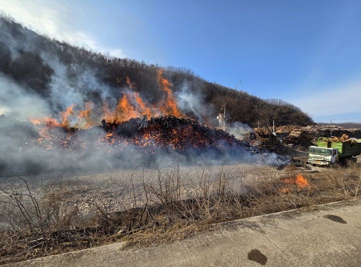 청송 목재 가공공장 야적장 화재, 인명피해 없어…진화중