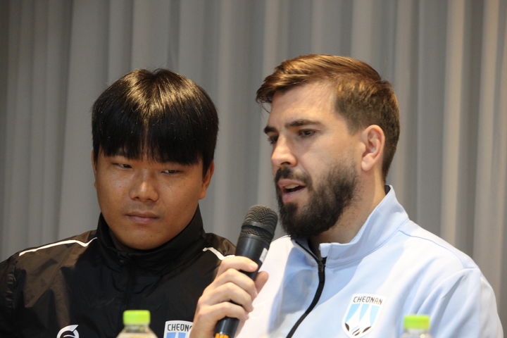 [남해=뉴시스] 최영민 기자 = 천안시티FC의 브라질 출신 라마스가 7일 2차 전지훈련지인 경남 남해군에서 취재진과 인터뷰를 갖고 있다. 2026.02.07 ymchoi@newsis.com *재판매 및 DB 금지