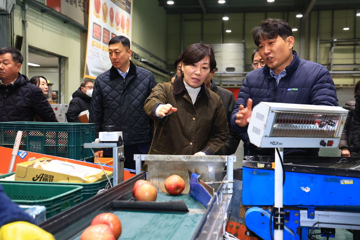 [세종=뉴시스] 농식품부는 송미령 장관이 7일 충남 예산군 과수 거점 산지유통센터(APC)와 천안시 소재 이마트를 찾아 설 성수품 공급 현황을 확인했다고 밝혔다. (사진=농식품부 제공) 2026.02.07. photo@newsis.com *재판매 및 DB 금지