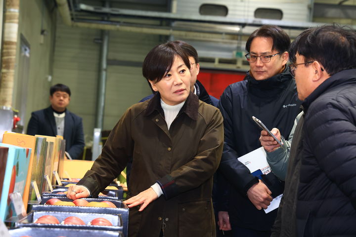 [세종=뉴시스] 농식품부는 송미령 장관이 7일 충남 예산군 과수 거점 산지유통센터(APC)와 천안시 소재 이마트를 찾아 설 성수품 공급 현황을 확인했다고 밝혔다. (사진=농식품부 제공) 2026.02.07. photo@newsis.com *재판매 및 DB 금지