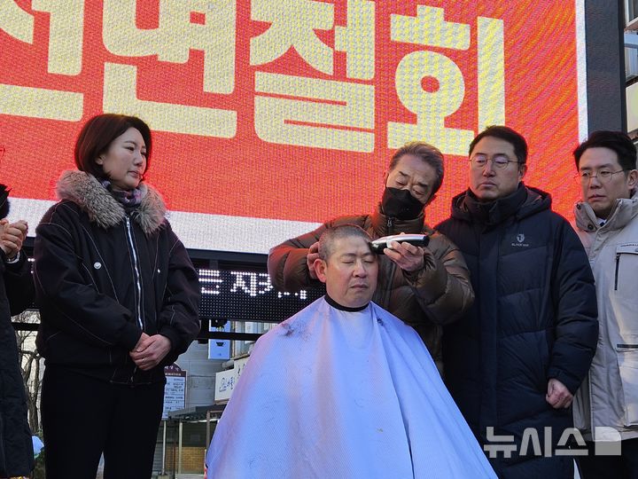 [과천=뉴시스] 박석희 기자 = 최기식 국민의힘 의왕·과천 당협 위원장이 삭발 시위를 하며 결연한 의지를 보이고 있다. 2026.02.07. phe@newsis.com