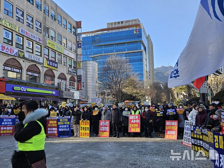 [과천=뉴시스] 박석희 기자 = 과천시민 1000여명이 중앙공원에 모여 경마장 주택공급 계획 철회를 요구하며 집회를 벌이고 있다. 2026.02.07. phe@newsis.com