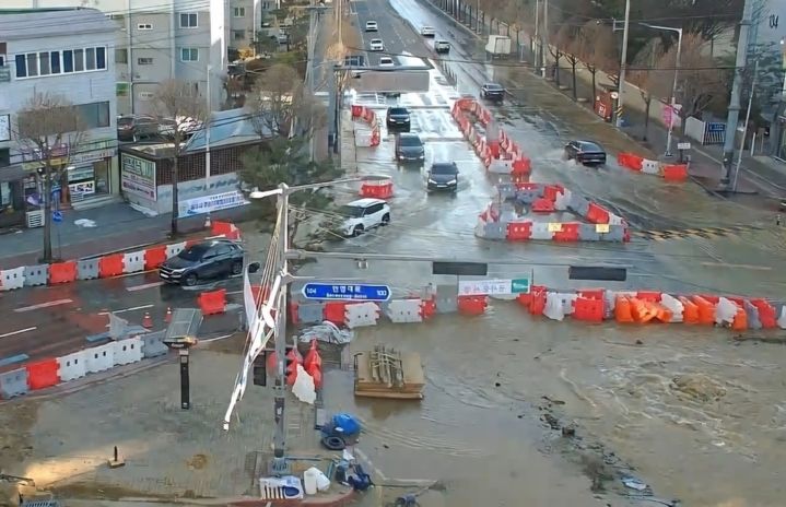 충주 임광사거리 상수도관 파손…연수·칠금동 상가 단수