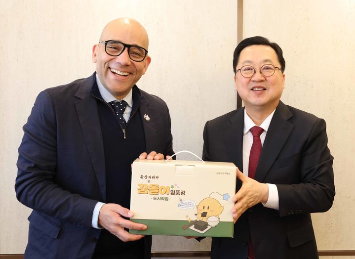 [대전=뉴시스] 이장우 대전시장이 7일 대전을 방문한 크리스토퍼 스키트(Christopher Skeete) 캐나다 퀘백주 대외관계부 장관을 만나 기념품을 전달하면서 기념사진을 찍고 있다. (사진=대전시 제공) 2026.02.07. photo@newsis.com *재판매 및 DB 금지