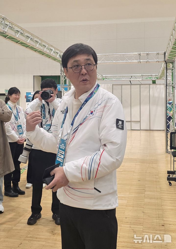 [밀라노=뉴시스] 김희준 기자 = 7일(현지 시간) 이탈리아 밀라노 컨벤션 센터에 마련된 2026 밀라노·코르티나담페초 동계올림픽 메인미디어센터(MMC)를 방문한 최휘영 문화체육관광부 장관. 2026.02.07jinxijun@newsis.com