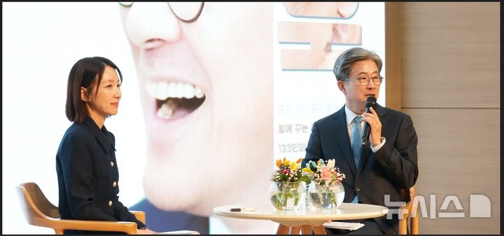 [의왕=뉴시스] 정순욱 의왕시장 출마 예정자가 본인의 저서 ''시민의 삶에서 행정을 배우다' 출판기념회를 토크 콘서트 형식으로 열고 있다. (사진=화면 캡처)..2026.02.08. photo@newsis.com