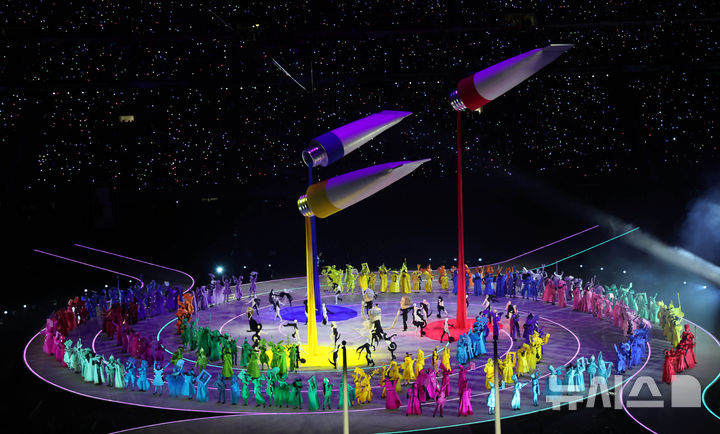 [밀라노=뉴시스] 박주성 기자 = 6일 (현지시간)이탈리아 밀라노 산시로 스타디움에서 2026 밀라노·코르티나담페초 동계올림픽 개막식 개막공연이 열리고 있다. 2026.02.06. park7691@newsis.com