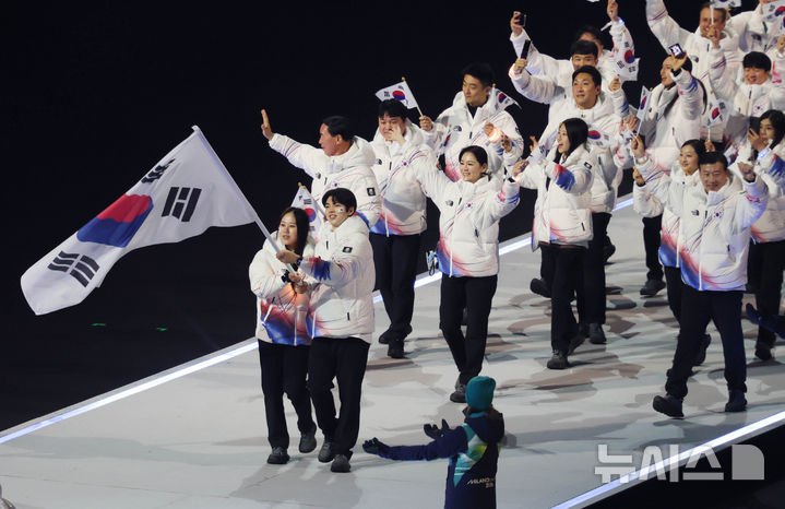[밀라노=뉴시스] 박주성 기자 = 6일 (현지시간)이탈리아 밀라노 산시로 스타디움에서 열린 2026 밀라노·코르티나담페초 동계올림픽 개막식에서 대한민국 선수단이 입장하고 있다. 2026.02.06. park7691@newsis.com