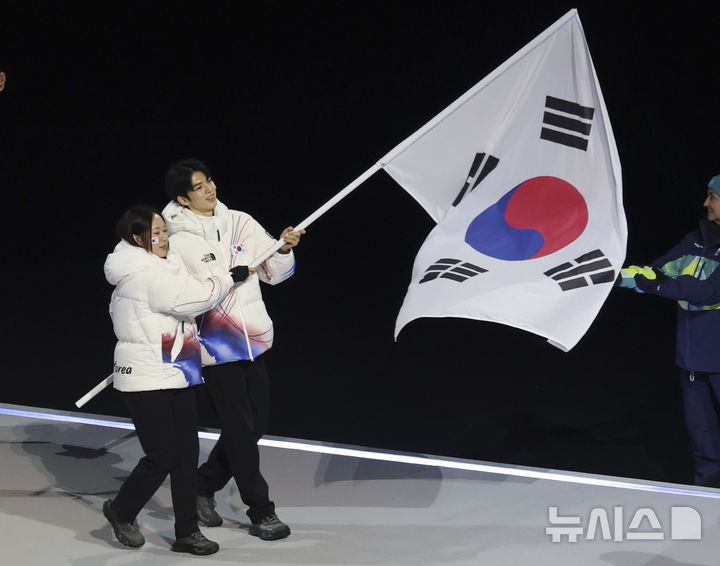 [밀라노=뉴시스] 김근수 기자 = 피겨 차준환, 스피드스케이팅 김민선을 포함한 대한민국 국가대표 선수단 선수들이 6일(현지 시각) 2026 밀라노·코르티나 담페초 동계올림픽 개막식에서 태극기를 흔들며 입장하고 있다. 2026.02.07. ks@newsis.com