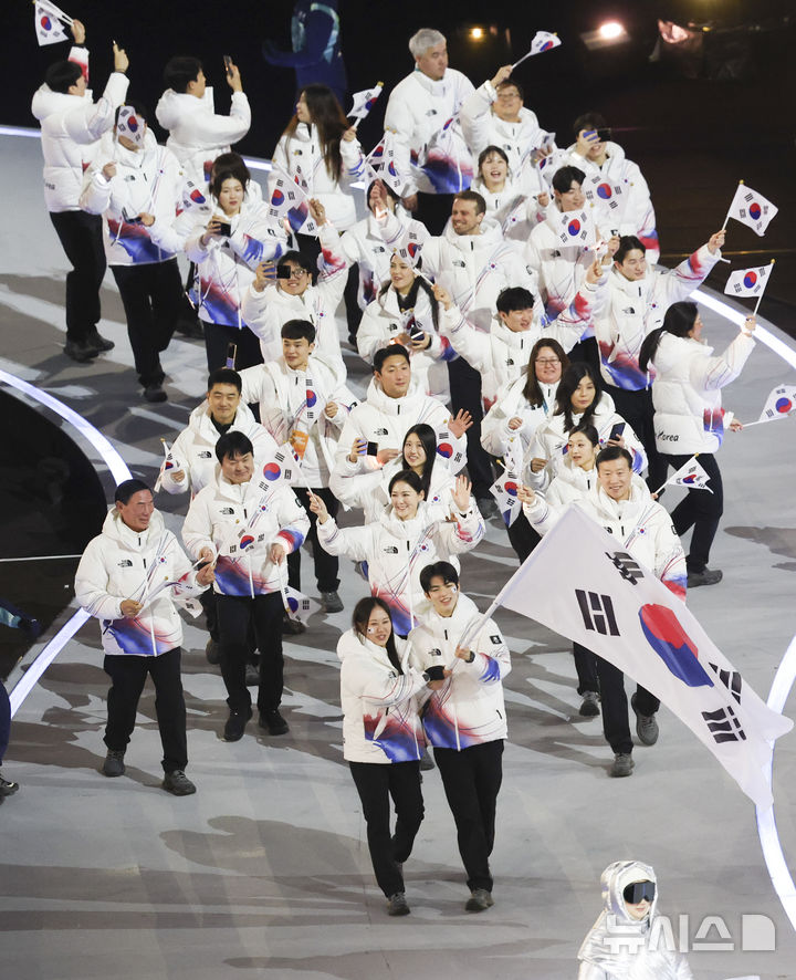 [밀라노=뉴시스] 김근수 기자 = 피겨 차준환, 스피드스케이팅 김민선을 포함한 대한민국 국가대표 선수단 선수들이 6일(현지 시각) 2026 밀라노·코르티나 담페초 동계올림픽 개막식에서 태극기를 흔들며 입장하고 있다. 2026.02.07. ks@newsis.com