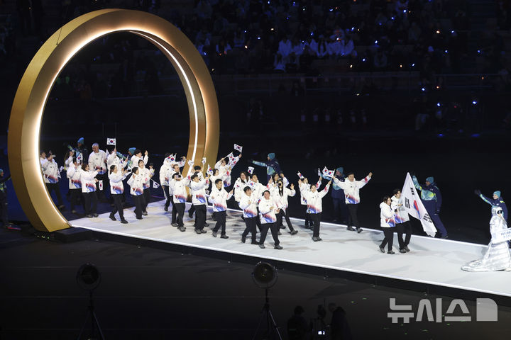 [밀라노=뉴시스] 김근수 기자 = 피겨 차준환, 스피드스케이팅 김민선을 포함한 대한민국 국가대표 선수단 선수들이 6일(현지 시각) 2026 밀라노·코르티나 담페초 동계올림픽 개막식에서 태극기를 흔들며 입장하고 있다. 2026.02.07. ks@newsis.com