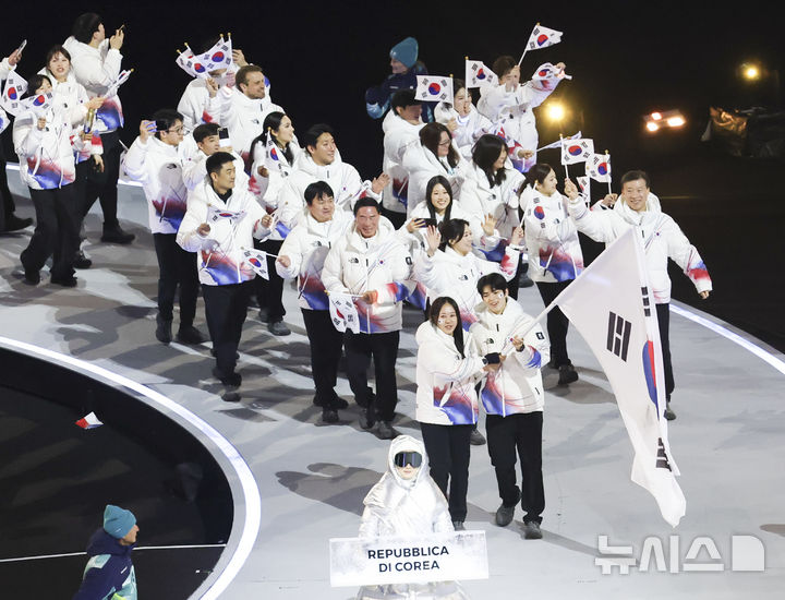 [밀라노=뉴시스] 김근수 기자 = 피겨 차준환, 스피드스케이팅 김민선을 포함한 대한민국 국가대표팀 선수들이 6일(현지 시각) 2026 밀라노·코르티나 담페초 동계올림픽 개막식에서 태극기를 흔들며 입장하고 있다. 2026.02.07. ks@newsis.com