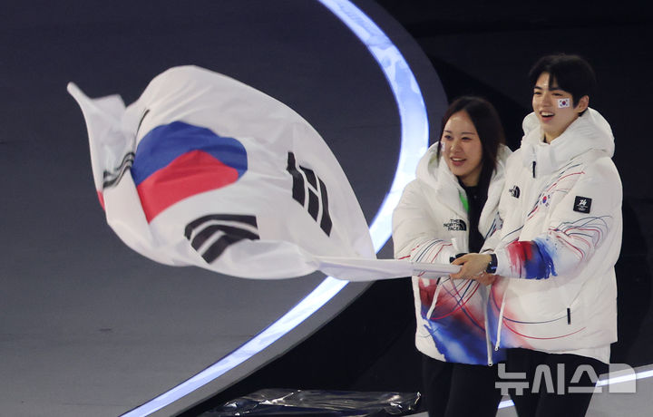 [밀라노=뉴시스] 박주성 기자 = 6일 (현지시간)이탈리아 밀라노 산시로 스타디움에서 열린 2026 밀라노·코르티나담페초 동계올림픽 개막식에서 대한민국 선수단 박지우, 차준환 선수가 기수로 나서 입장하고 있다. 2026.02.06. park7691@newsis.com