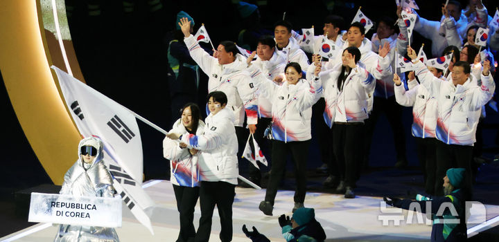 [밀라노=뉴시스] 박주성 기자 = 6일 (현지시간)이탈리아 밀라노 산시로 스타디움에서 열린 2026 밀라노·코르티나담페초 동계올림픽 개막식에서 대한민국 선수단이 입장하고 있다. 2026.02.06. park7691@newsis.com