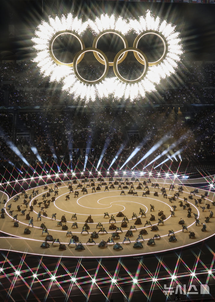 [밀라노=뉴시스] 김근수 기자 = 2026 밀라노·코르티나 담페초 동계올림픽 개막식이 열린 6일(현지 시각) 이탈리아 밀라노 산 시로 스타디움에서 개막식 공연이 펼쳐지고 있다. 이번 개막식은 도시와 자연, 인간과 기술이 하나 되는 감동적인 무대를 통해 전 세계에 평화와 연대의 메시지를 전한다. 2026.02.07. ks@newsis.com