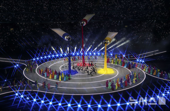 [밀라노=뉴시스] 김근수 기자 = 2026 밀라노·코르티나 담페초 동계올림픽 개막식이 열린 6일(현지 시각) 이탈리아 밀라노 산 시로 스타디움에서 개막식 공연이 펼쳐지고 있다. 이번 개막식은 도시와 자연, 인간과 기술이 하나 되는 감동적인 무대를 통해 전 세계에 평화와 연대의 메시지를 전한다. 2026.02.07. ks@newsis.com