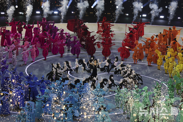 [밀라노=뉴시스] 김근수 기자 = 2026 밀라노·코르티나 담페초 동계올림픽 개막식이 열린 6일(현지 시각) 이탈리아 밀라노 산 시로 스타디움에서 개막식 공연이 펼쳐지고 있다. 이번 개막식은 도시와 자연, 인간과 기술이 하나 되는 감동적인 무대를 통해 전 세계에 평화와 연대의 메시지를 전한다. 2026.02.07. ks@newsis.com