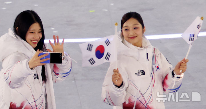 [밀라노=뉴시스] 박주성 기자 = 6일 (현지시간)이탈리아 밀라노 산시로 스타디움에서 열린 2026 밀라노·코르티나담페초 동계올림픽 개막식에서 대한민국 선수단이 이해인(왼쪽)과 신지아 입장하고 있다. 2026.02.06. park7691@newsis.com
