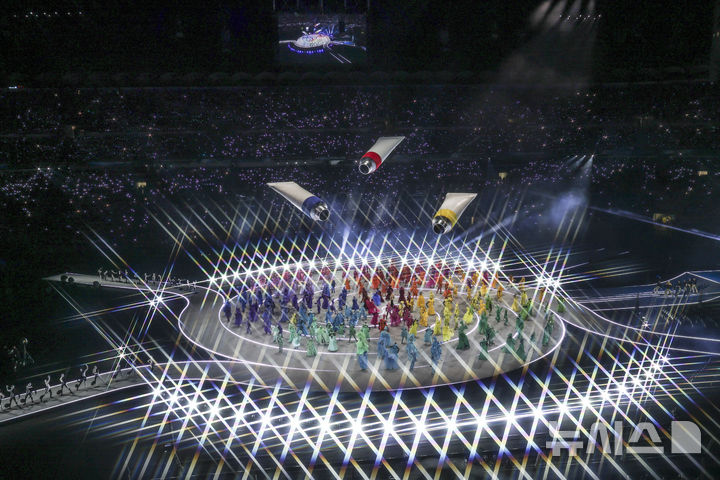 [밀라노=뉴시스] 김근수 기자 = 2026 밀라노·코르티나 담페초 동계올림픽 개막식이 열린 6일(현지 시각) 이탈리아 밀라노 산 시로 스타디움에서 개막식 공연이 펼쳐지고 있다. 이번 개막식은 도시와 자연, 인간과 기술이 하나 되는 감동적인 무대를 통해 전 세계에 평화와 연대의 메시지를 전한다. 2026.02.07. ks@newsis.com