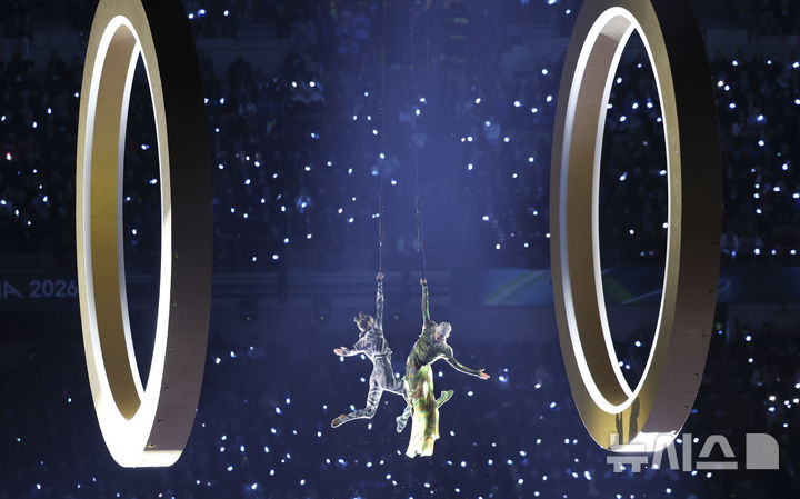 [밀라노=뉴시스] 김근수 기자 = 2026 밀라노·코르티나 담페초 동계올림픽 개막식이 열린 6일(현지 시각) 이탈리아 밀라노 산 시로 스타디움에서 개막식 공연이 펼쳐지고 있다. 이번 개막식은 도시와 자연, 인간과 기술이 하나 되는 감동적인 무대를 통해 전 세계에 평화와 연대의 메시지를 전한다. 2026.02.07. ks@newsis.com
