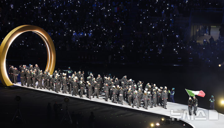 [밀라노=뉴시스] 김근수 기자 = 이탈리아 국가대표 선수단이 6일(현지 시각) 이탈리아 밀라노 산 시로 스타디움에서 열린 2026 밀라노·코르티나 담페초 동계올림픽 개막식에 입장하고 있다. 이번 개막식은 도시와 자연, 인간과 기술이 하나 되는 감동적인 무대를 통해 전 세계에 평화와 연대의 메시지를 전한다. 2026.02.07. ks@newsis.com