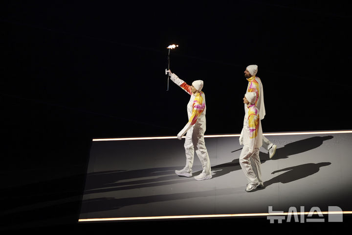 [밀라노=뉴시스] 김근수 기자 = 2026 밀라노·코르티나 담페초 동계올림픽 개막식이 열린 6일(현지 시각) 이탈리아 밀라노 산 시로 스타디움에서 개막식이 펼쳐지고 있다. 이번 개막식은 도시와 자연, 인간과 기술이 하나 되는 감동적인 무대를 통해 전 세계에 평화와 연대의 메시지를 전한다. 2026.02.07. ks@newsis.com