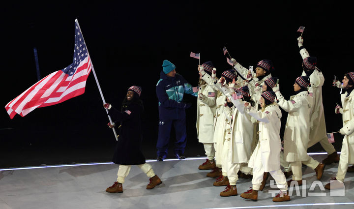 [밀라노=뉴시스] 박주성 기자 = 6일 (현지시간)이탈리아 밀라노 산시로 스타디움에서 열린 2026 밀라노·코르티나담페초 동계올림픽 개막식에서 미국 선수단이 입장하고 있다. 2026.02.06. park7691@newsis.com