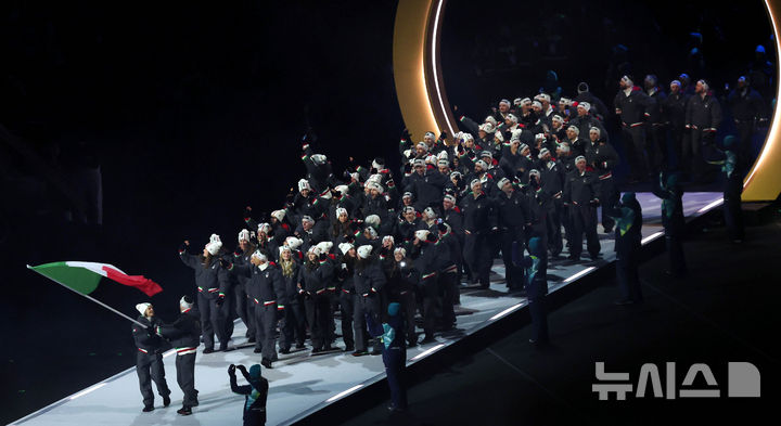 [밀라노=뉴시스] 박주성 기자 = 6일 (현지시간)이탈리아 밀라노 산시로 스타디움에서 열린 2026 밀라노·코르티나담페초 동계올림픽 개막식에서 이탈리아 선수단이 입장하고 있다. 2026.02.06. park7691@newsis.com