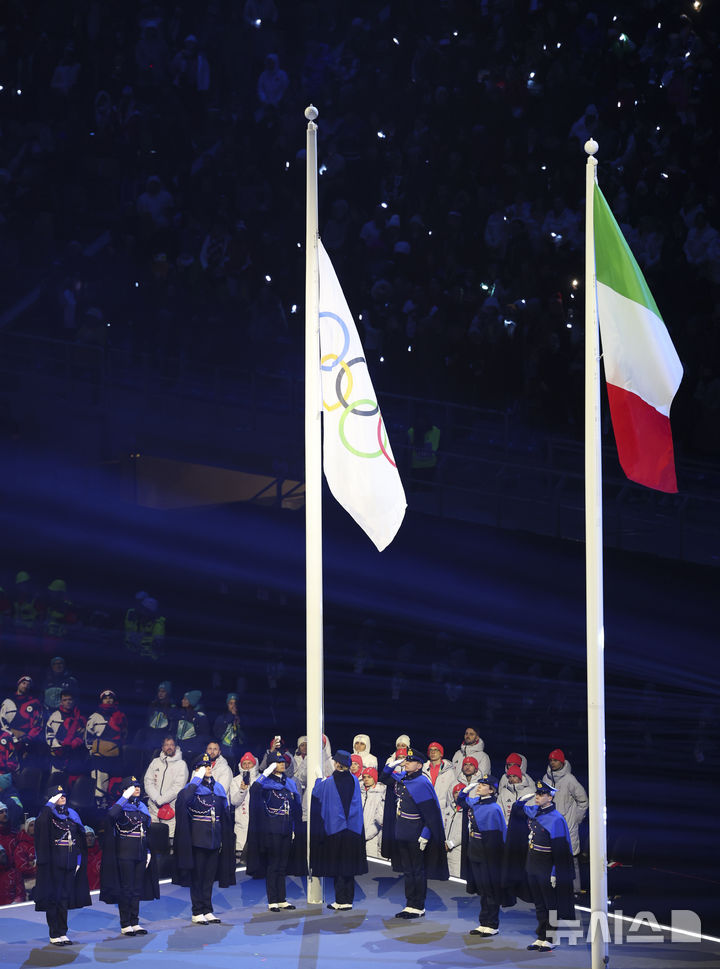 [밀라노=뉴시스] 김근수 기자 = 2026 밀라노·코르티나 담페초 동계올림픽 개막식이 열린 6일(현지 시각) 이탈리아 밀라노 산 시로 스타디움에서 오륜기가 계양되고 있다. 이번 개막식은 도시와 자연, 인간과 기술이 하나 되는 감동적인 무대를 통해 전 세계에 평화와 연대의 메시지를 전한다. 2026.02.07. ks@newsis.com