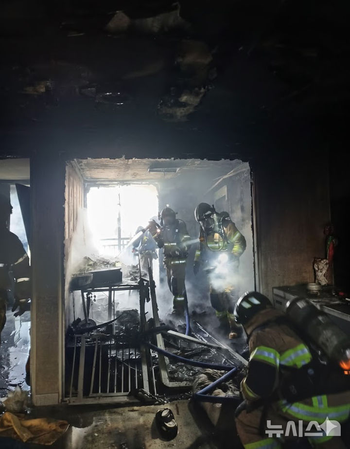 [순천=뉴시스] 7일 낮 12시1분께 전남 순천시 해룡면의 한 아파트 3층에서 불이 났으나 출동한 소방당국에 의해 약 19분만에 진화됐다. (사진=전남소방본부 제공) 2026.02.07. photo@newsis.com *재판매 및 DB 금지