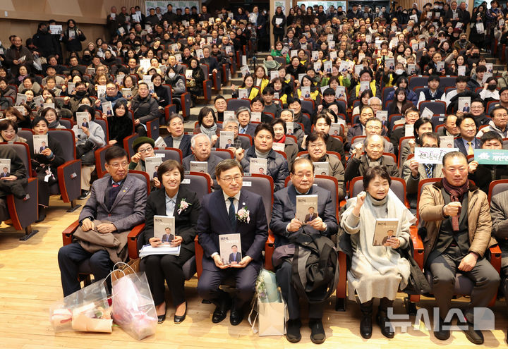 [서울=뉴시스] 황준선 기자 = 정근식(앞줄 왼쪽 세 번째) 서울시교육감과 참석자들이 7일 서울 서초구 서울교육대학교에서 열린 '정근식, 교육감의 길’ 출판기념회에서 기념촬영 하고 있다. 2026.02.07. hwang@newsis.com