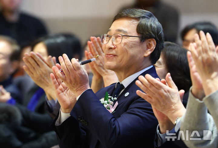 [서울=뉴시스] 황준선 기자 = 정근식 서울시교육감이 7일 서울 서초구 서울교육대학교에서 열린 '정근식, 교육감의 길’ 출판기념회에서 손뼉 치고 있다. 2026.02.07. hwang@newsis.com